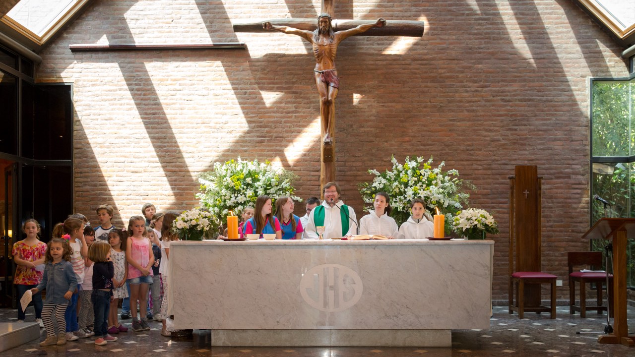 Niños alrededor del altar durante la misa